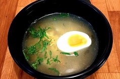 Куриный суп с яйцом и лапшой